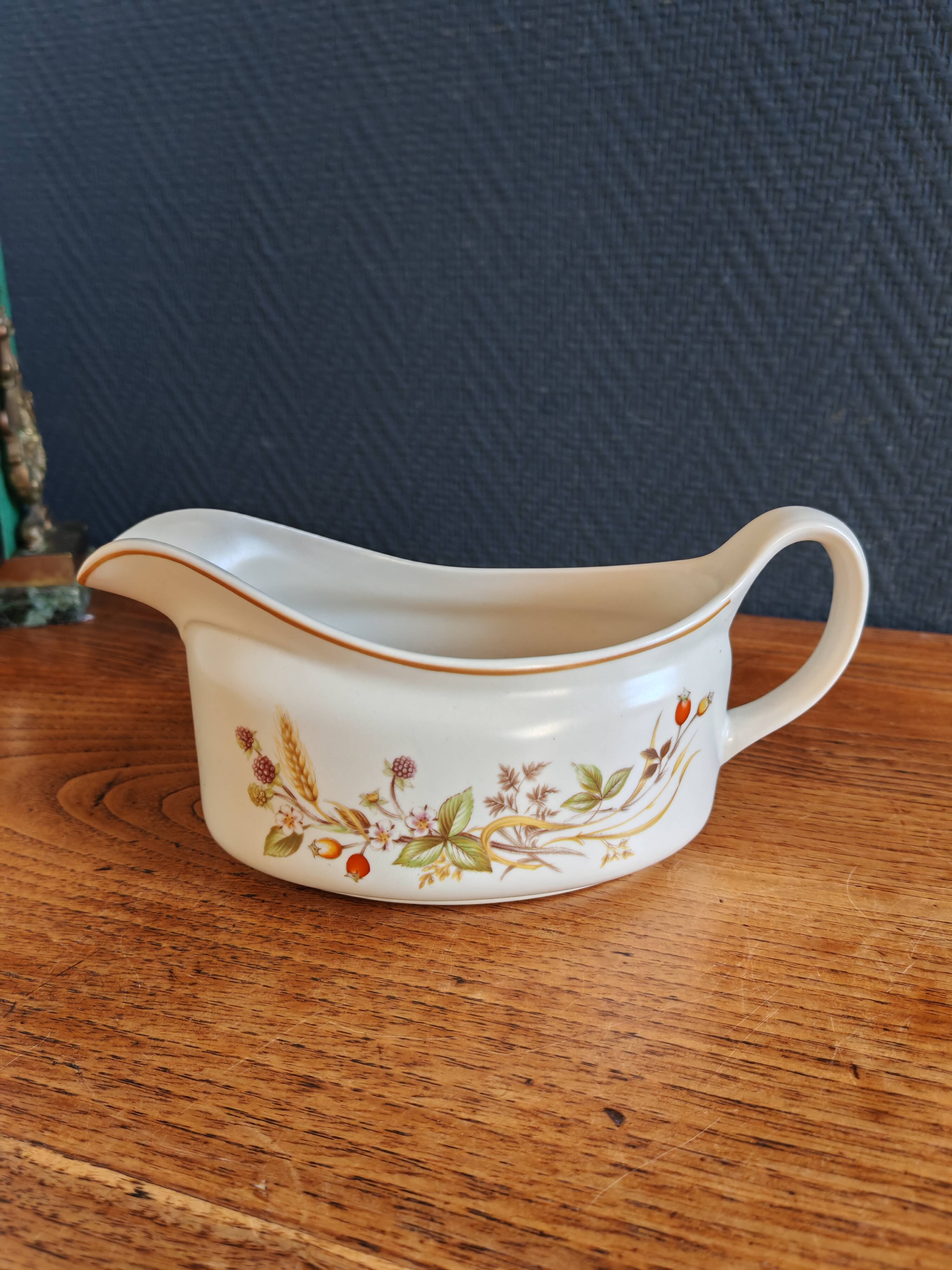 "Harvest 1418" sauceboat in English porcelain