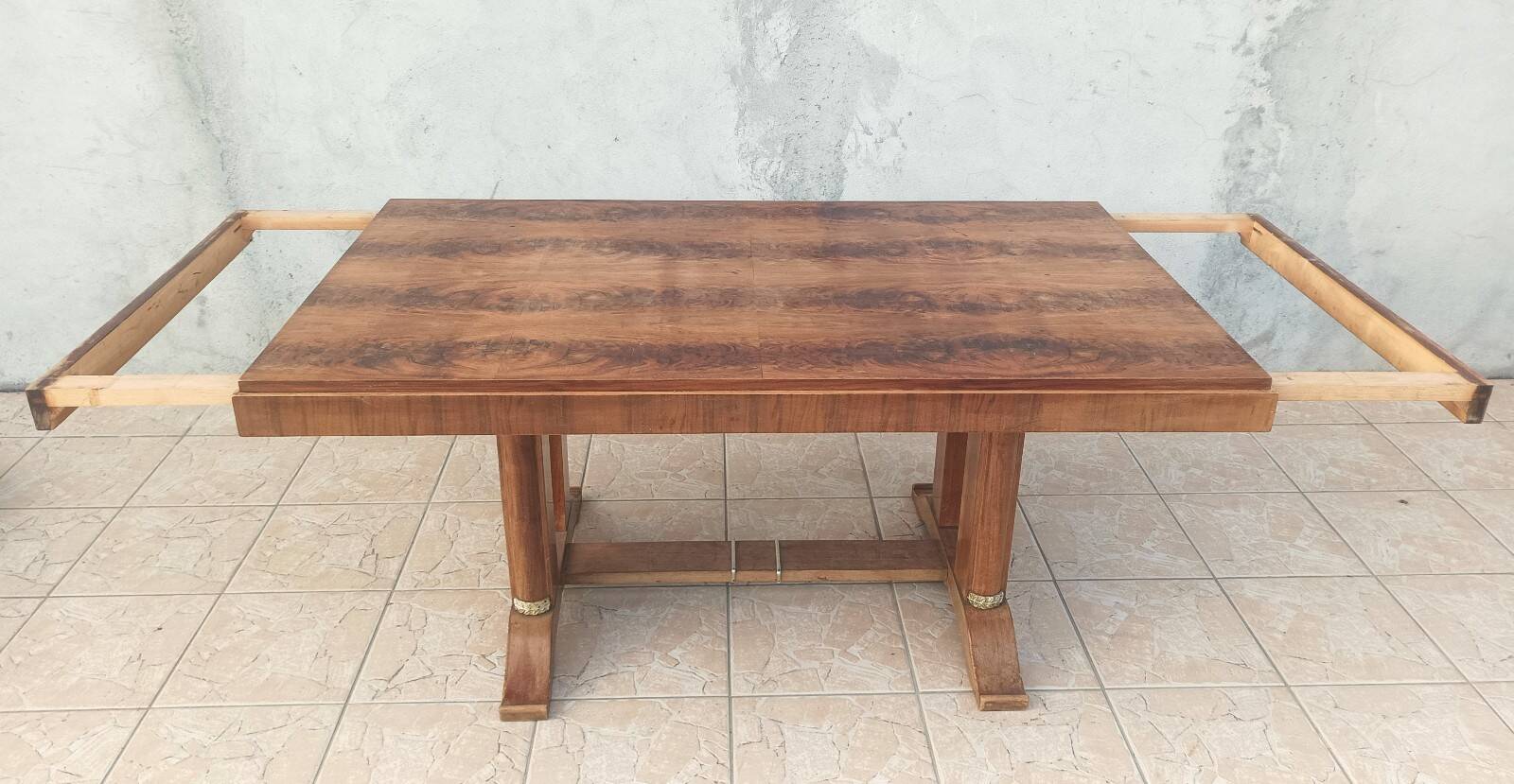 Art Deco table in walnut veneer