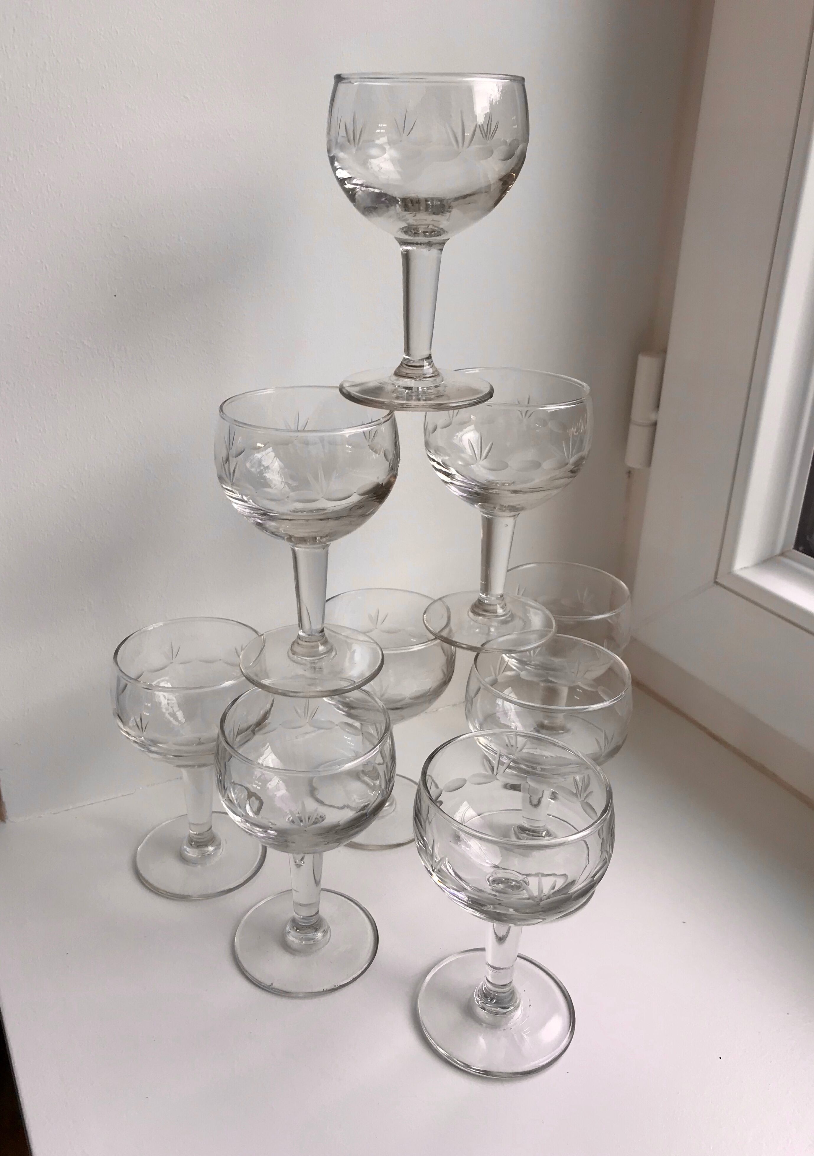 Set of 8 crystal wine glasses engraved 40-50s