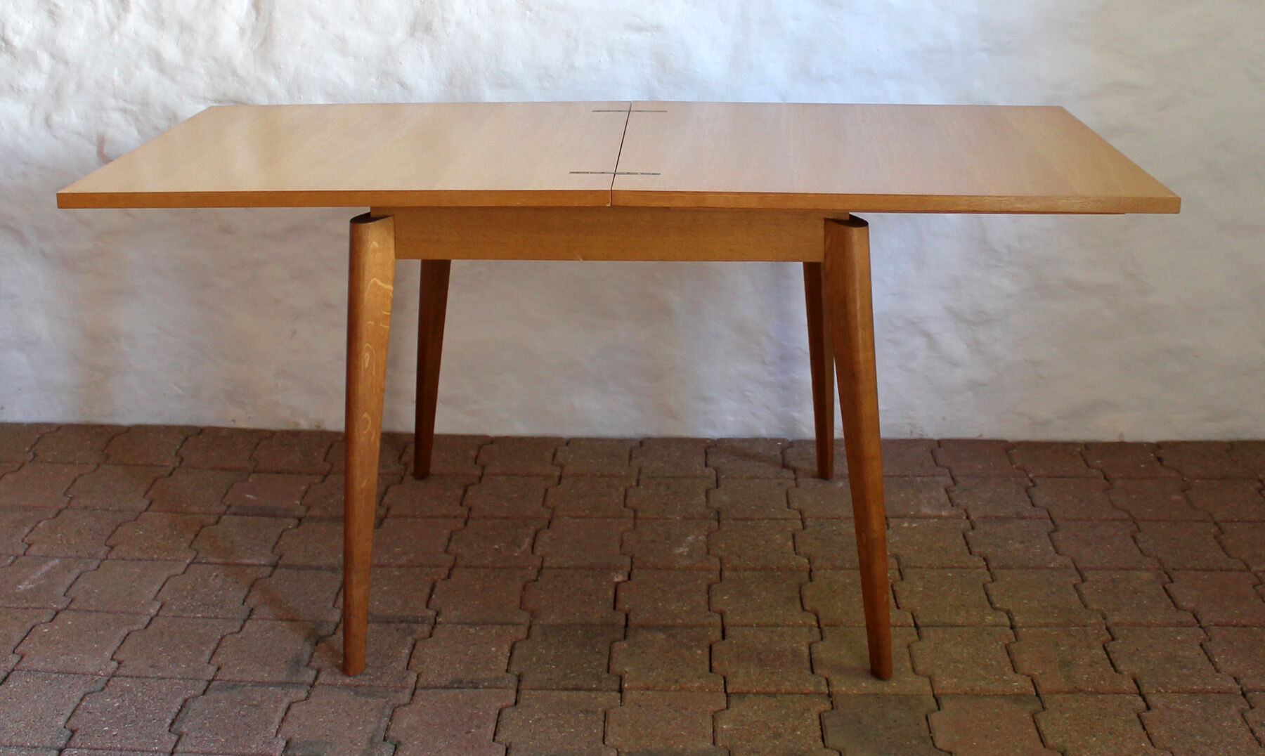 Expandable vintage table