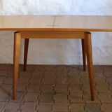 Expandable vintage table