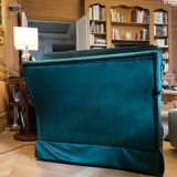 Paire de fauteuils en velours vert avec accoudoirs