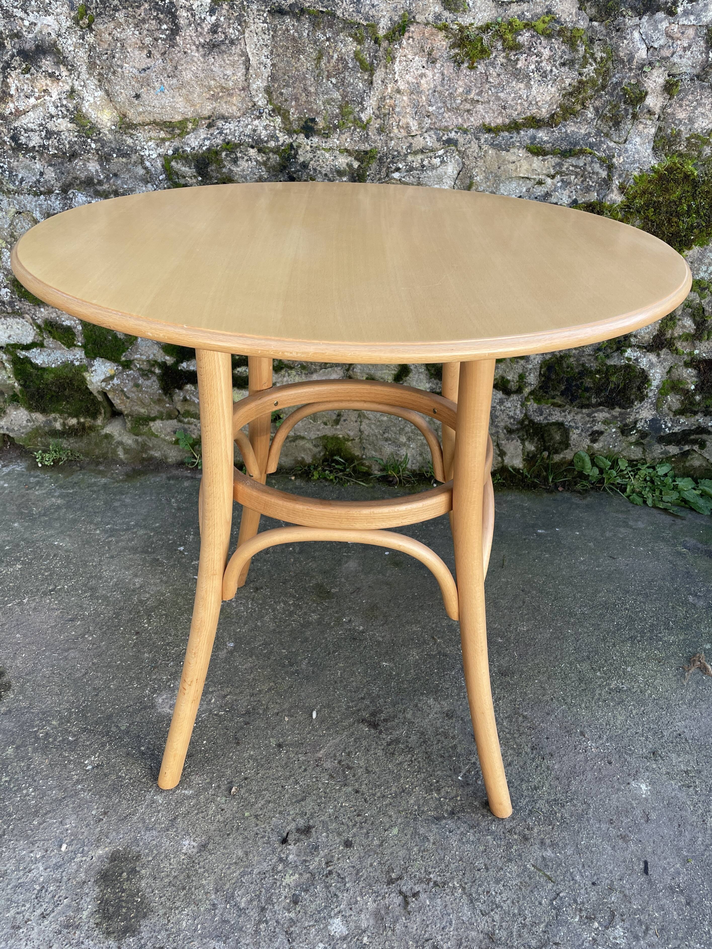 Thonet 152 round table