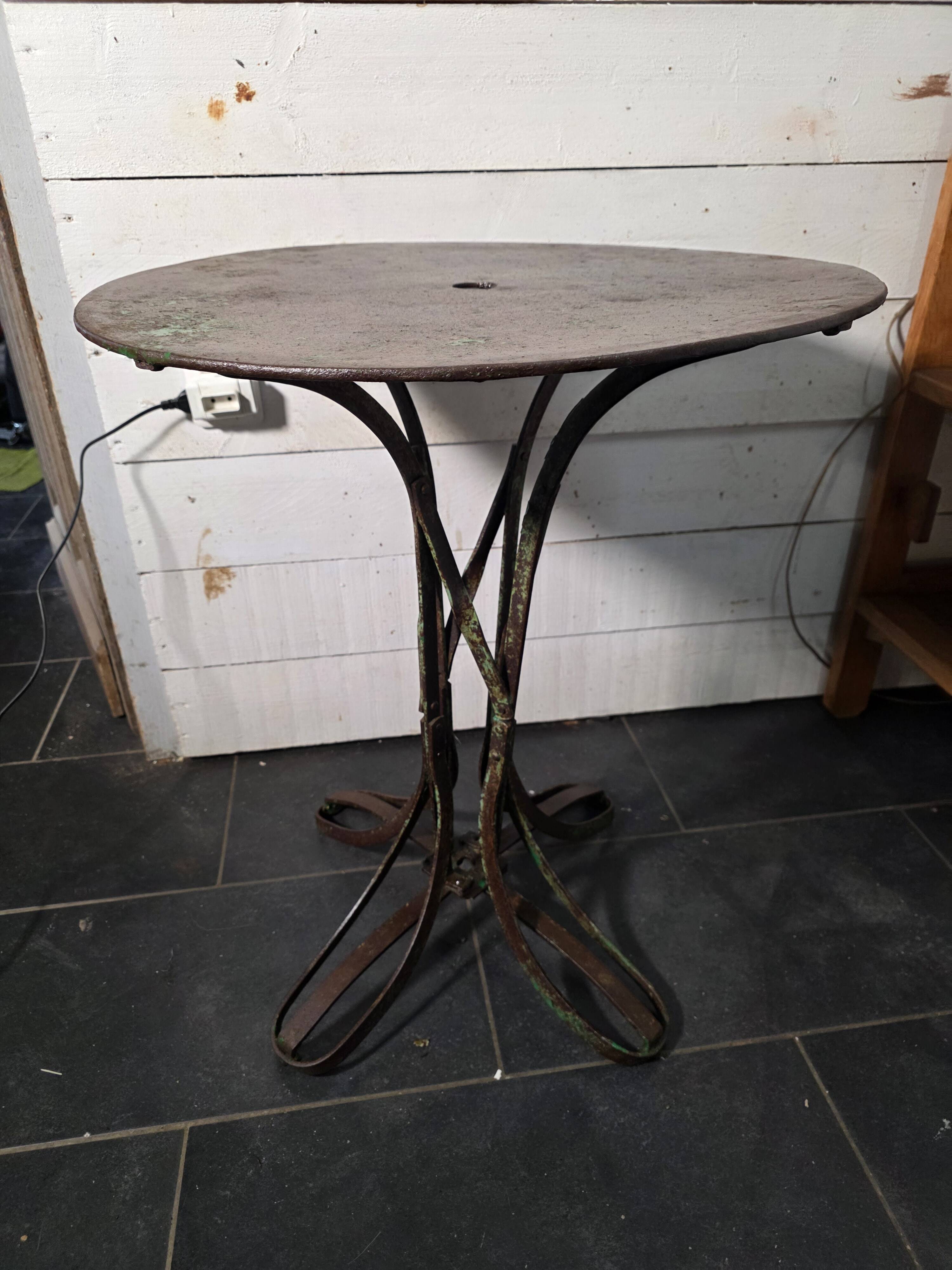 Table de jardin Eiffel en fer forgé riveté du XIXe