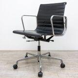 Vitra EA118 armchair in black leather