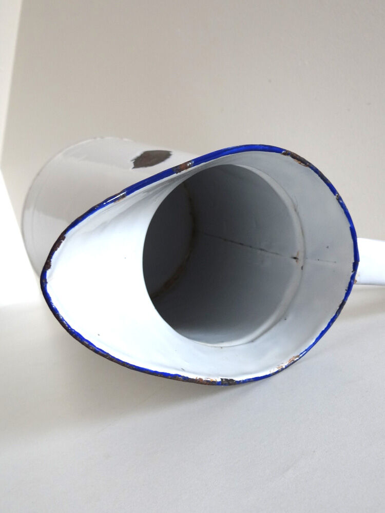 White enamelled former broc