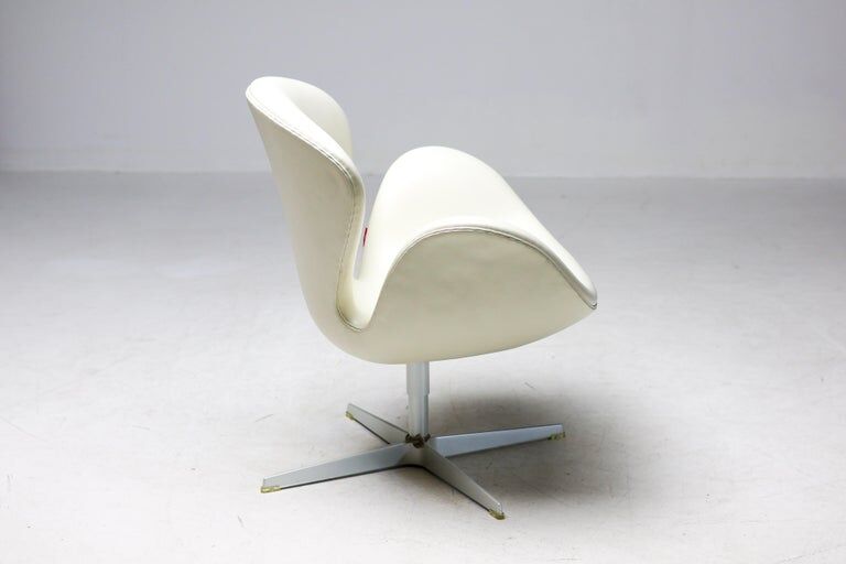 Arne Jacobsen – Swan Chair 50th Anniversary, champagne, limited edition, 2008