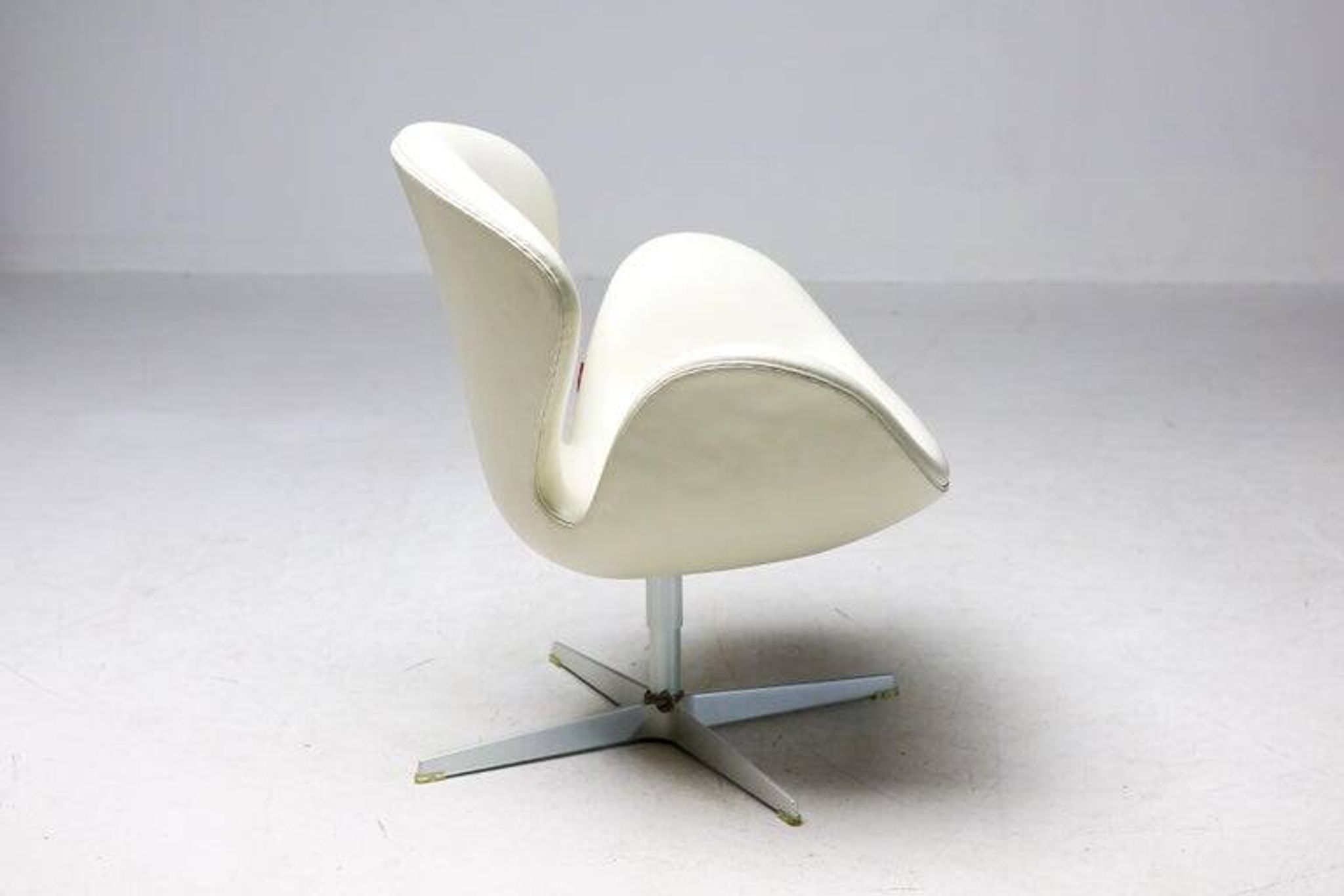 Arne Jacobsen – Swan Chair 50th Anniversary, champagne, limited edition, 2008