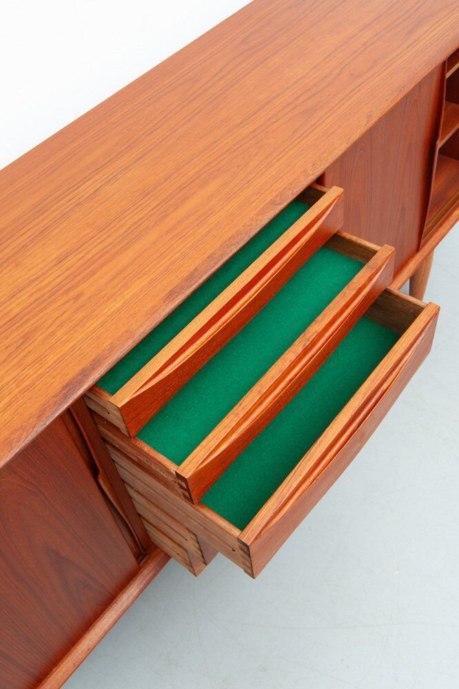 Grand buffet en teck par Dyrlund, années 1960.
