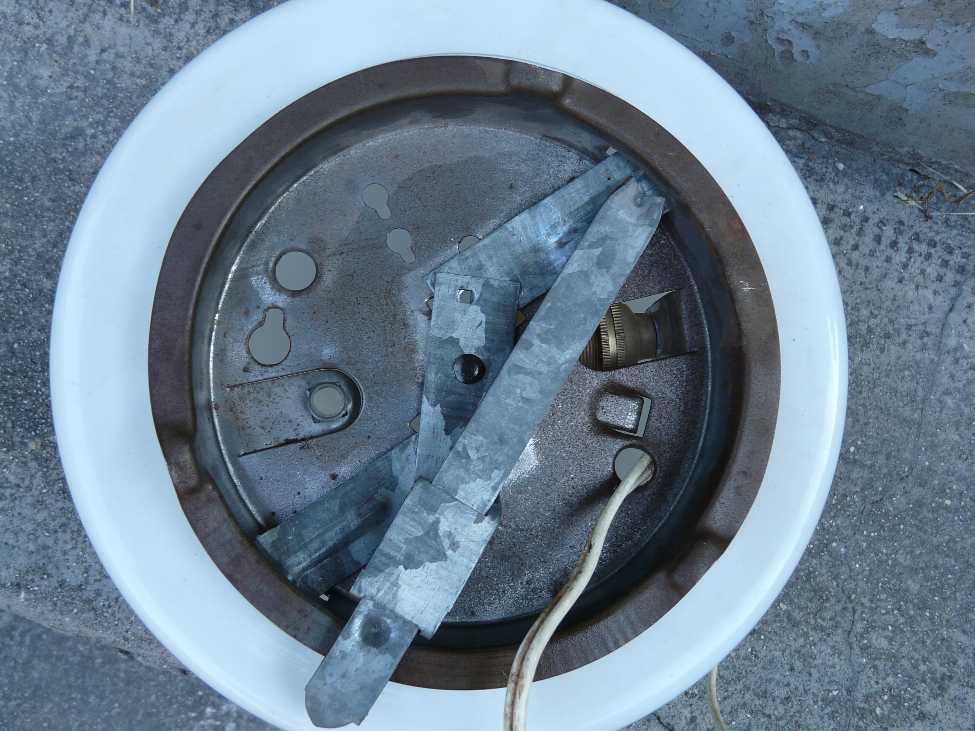 Round globe ceiling lamp in white opaline glass