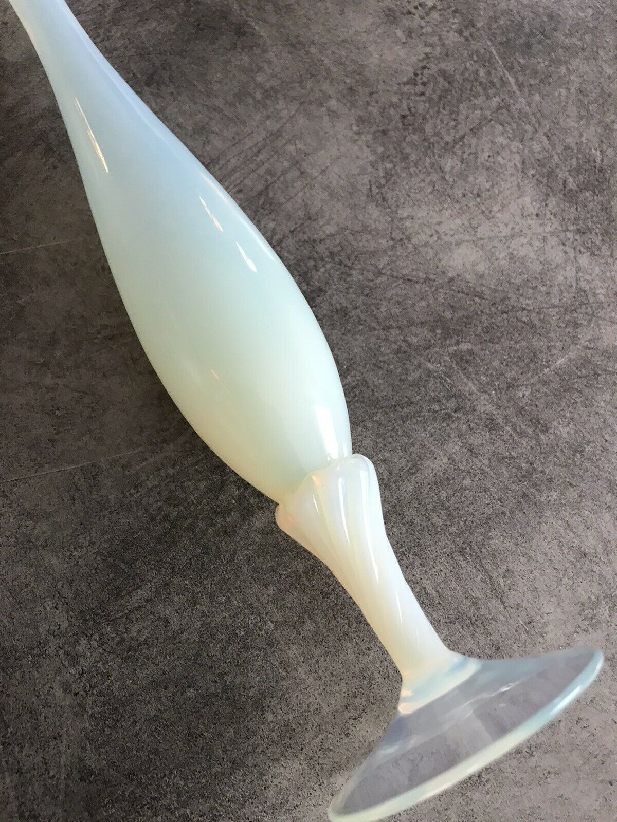 Vase soliflore vintage tulip glass opaline shades and white reflections
