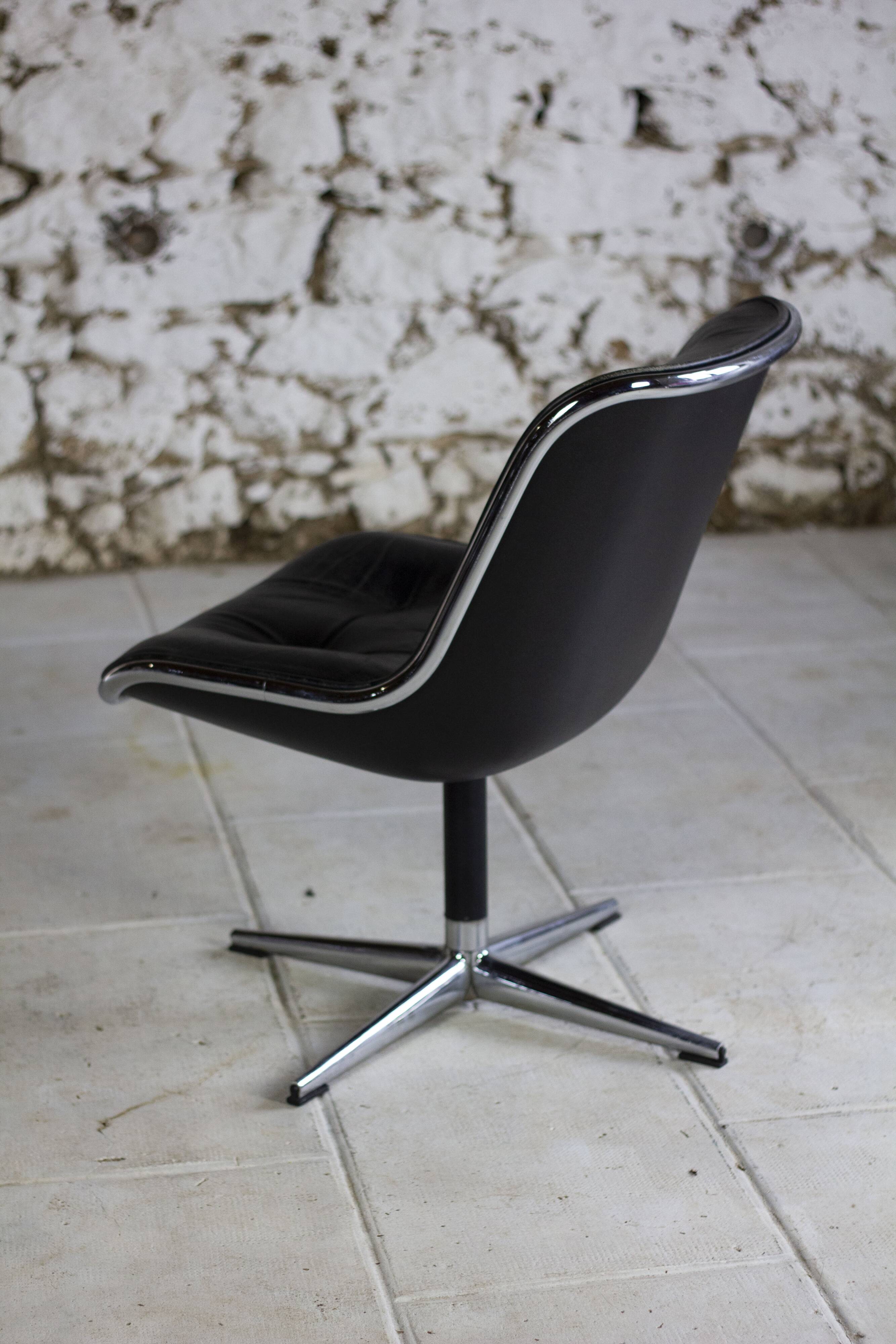 Black leather office chair by Charles Pollock for Knoll