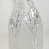 Bouteille en verre sculpté