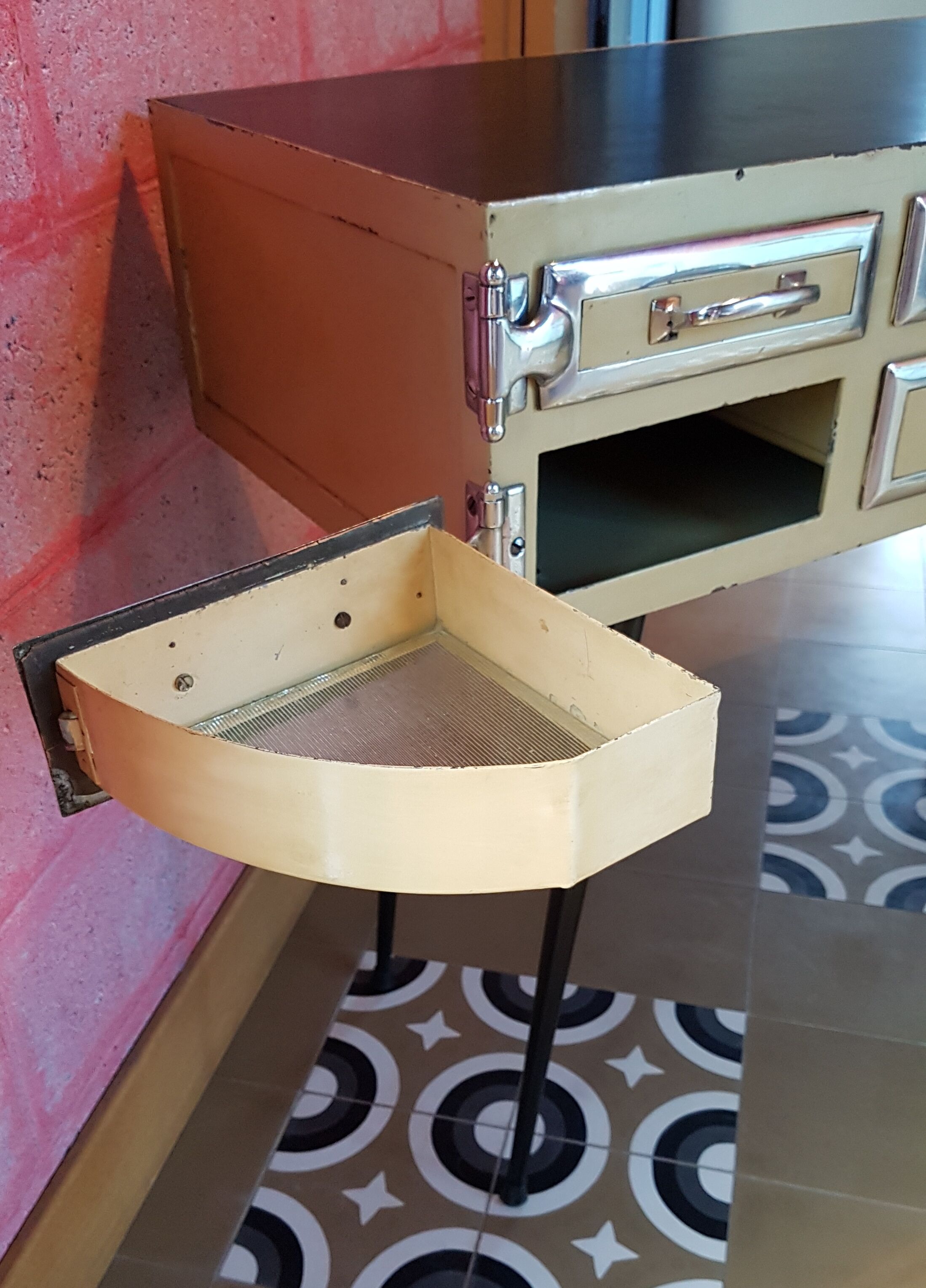 Dentist serving 1950