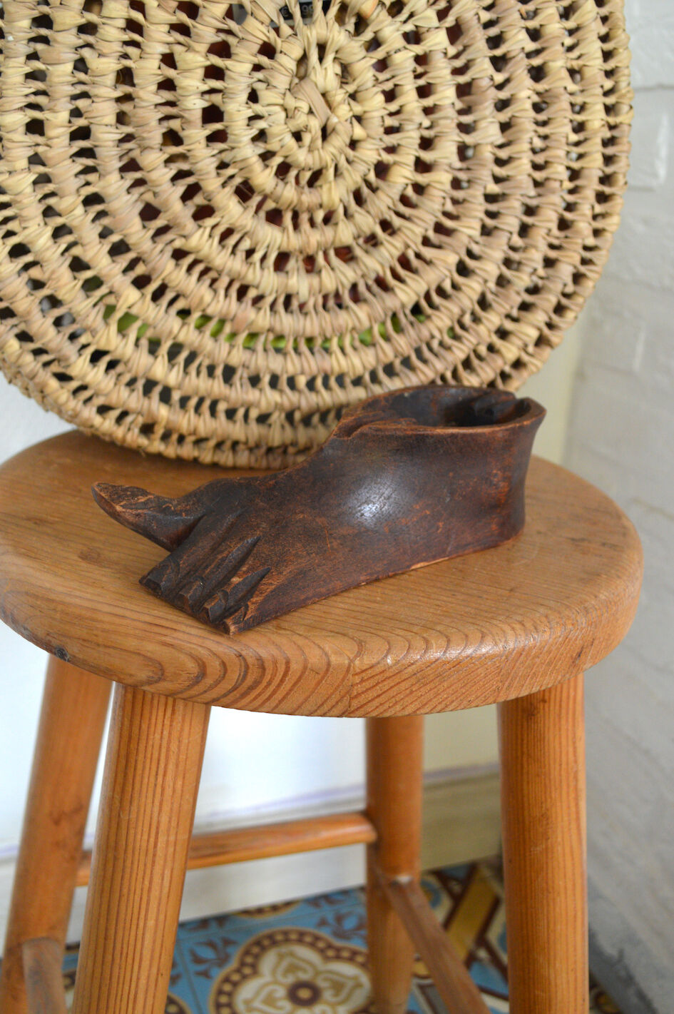 Cendrier pied en bois sculpté