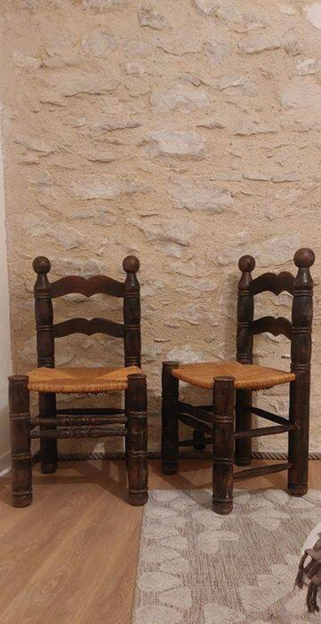 Paire de chaises brutalistes dans le goût de Dudouyt