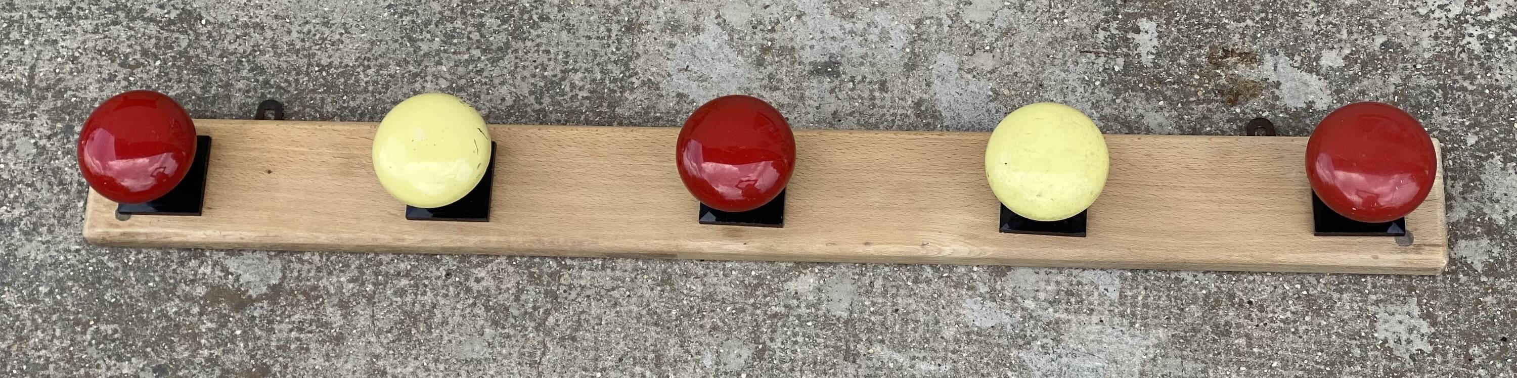 Portemanteau à 5 patères métal laqué jaune et rouge vintage 1960