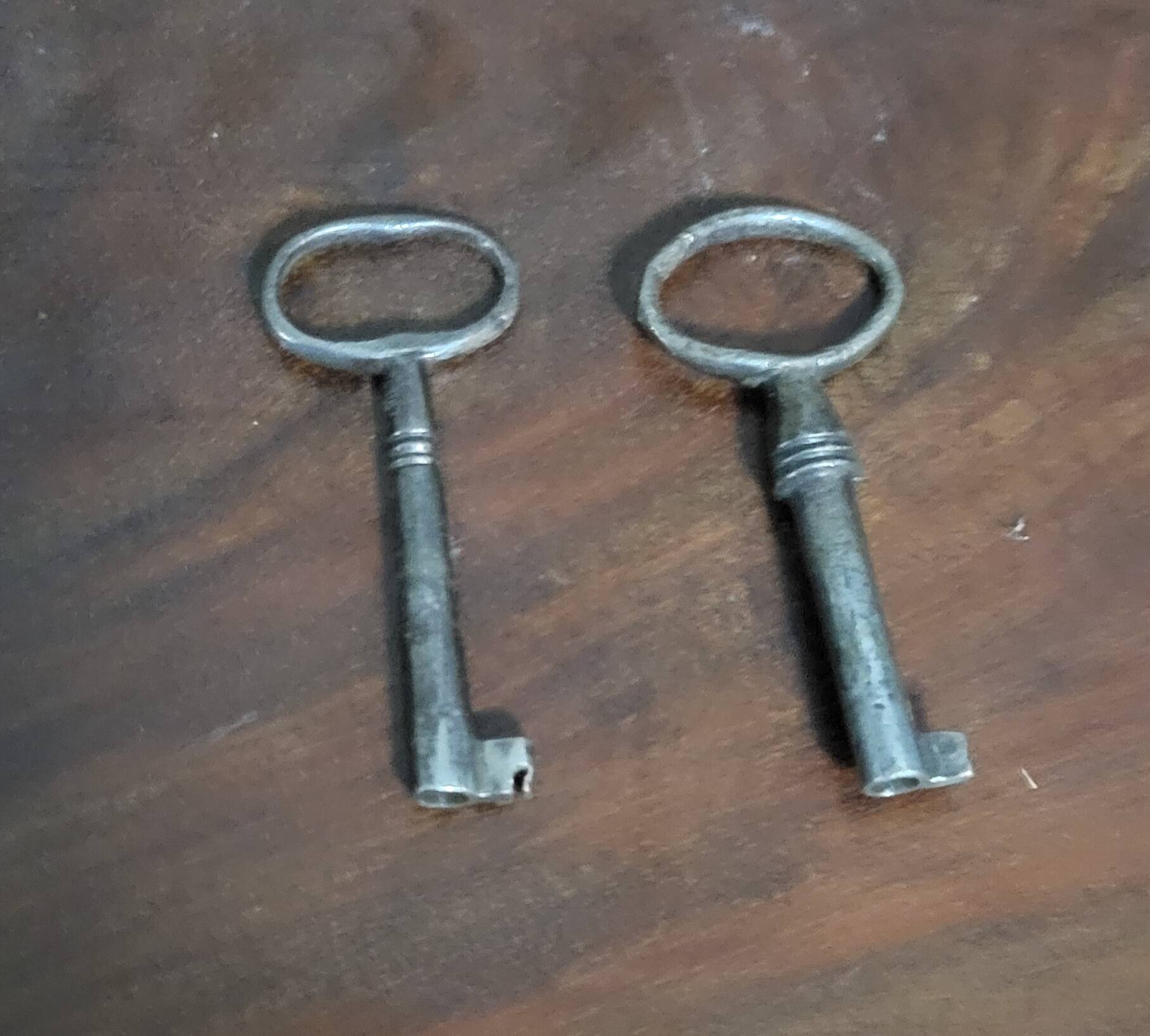 Empire writing table, in mahogany, resting on curved legs.