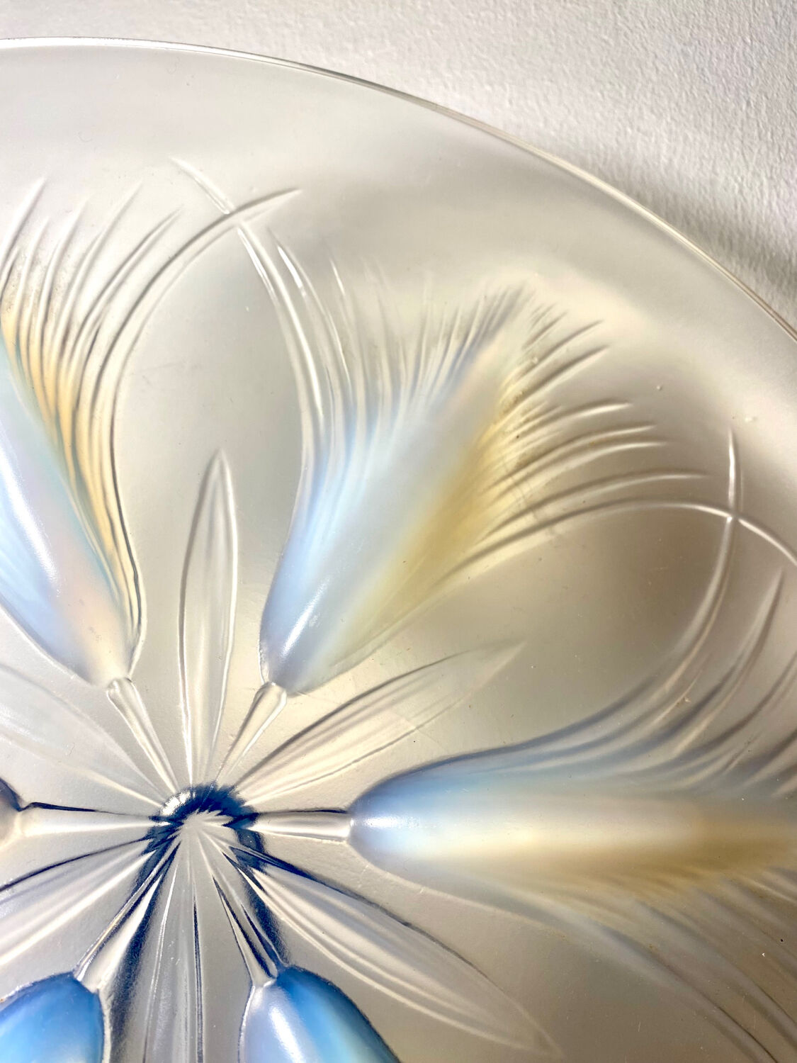 Verlys opalescent /opaline decorative tray (d.32.3cm)