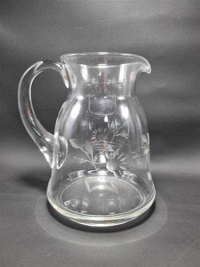 Chiseled decor pitcher