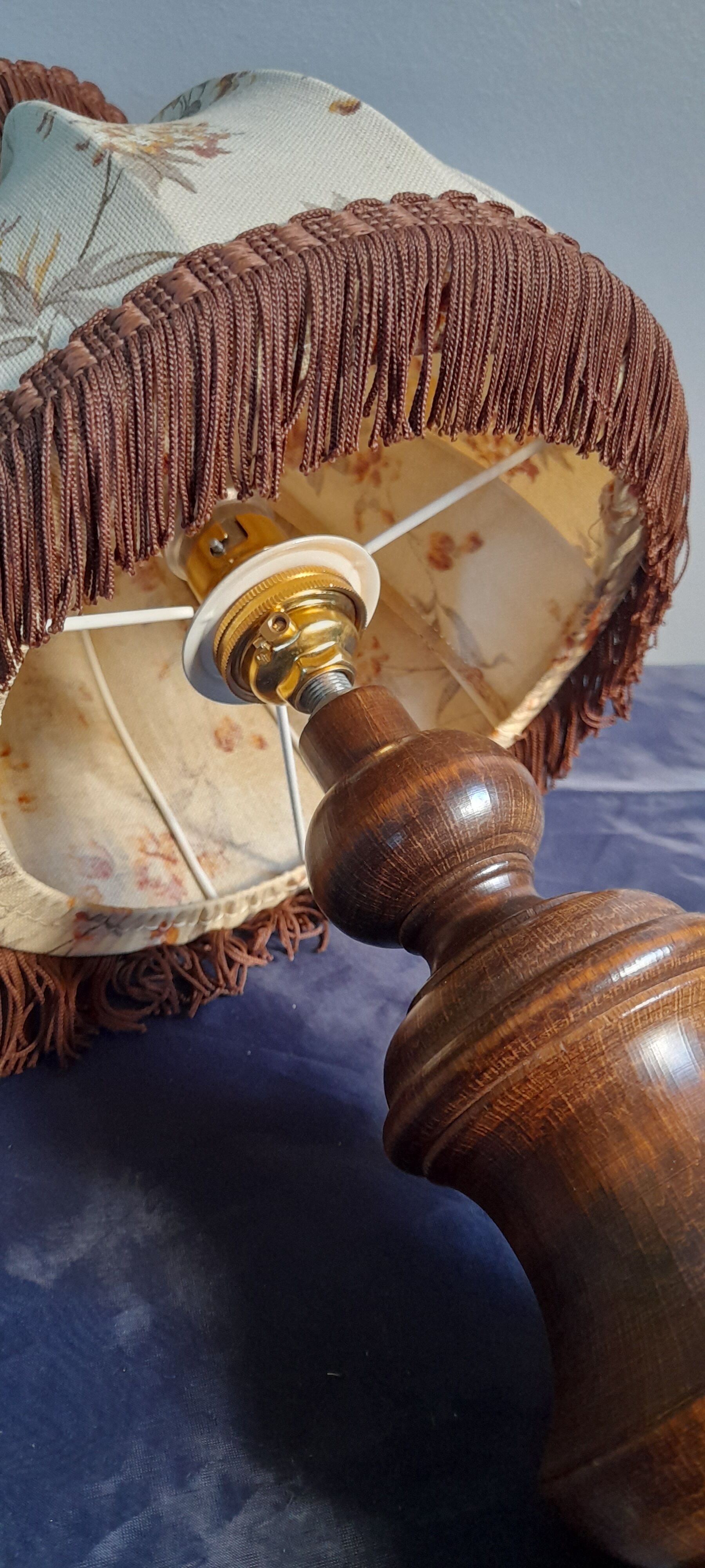 Lampe de chevet bois tourné abat jour dôme écru fleurs et marron, rustique & romantique, années 50
