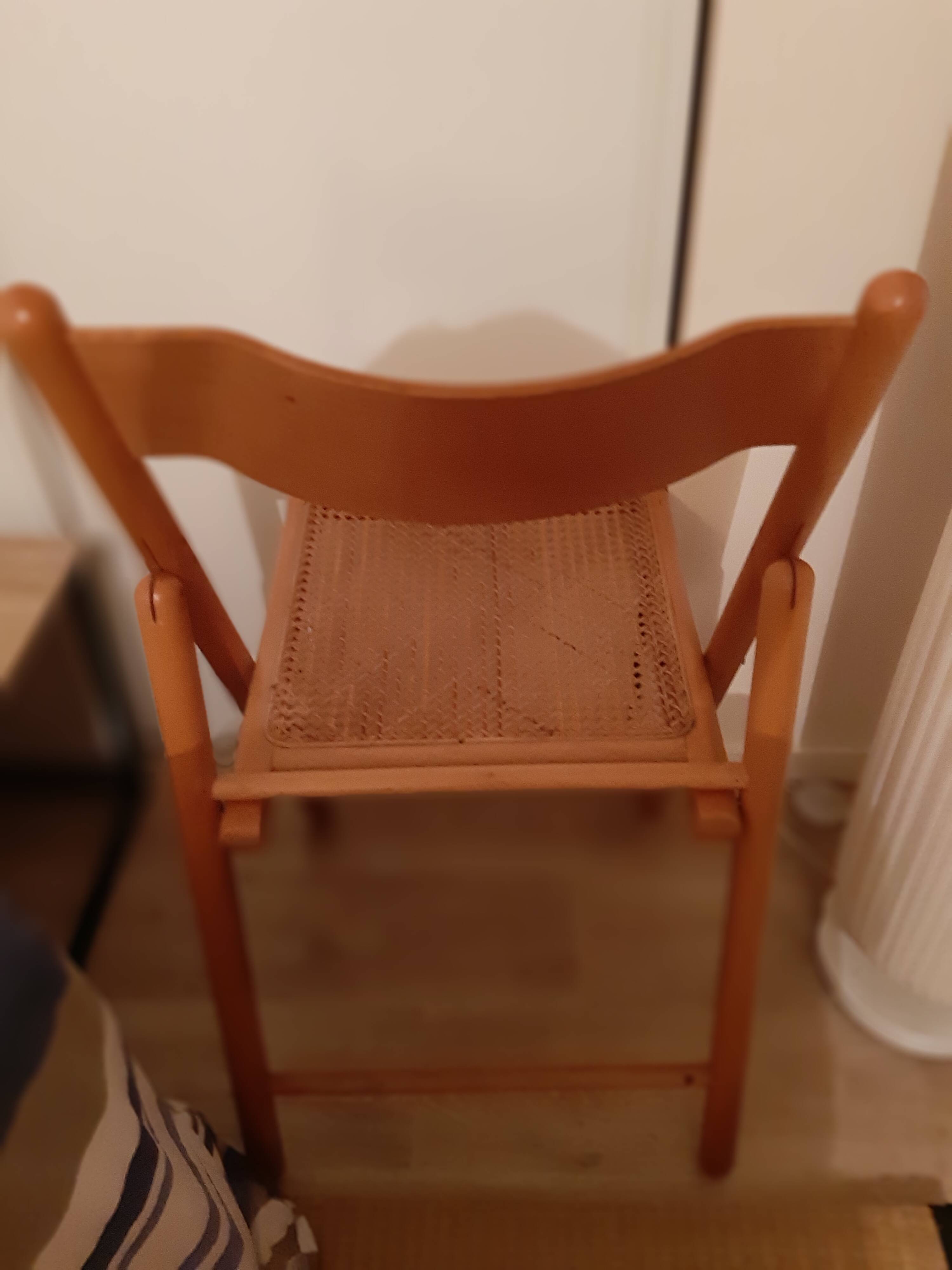 Folding chair in cannage