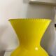 Vase en opaline jaune