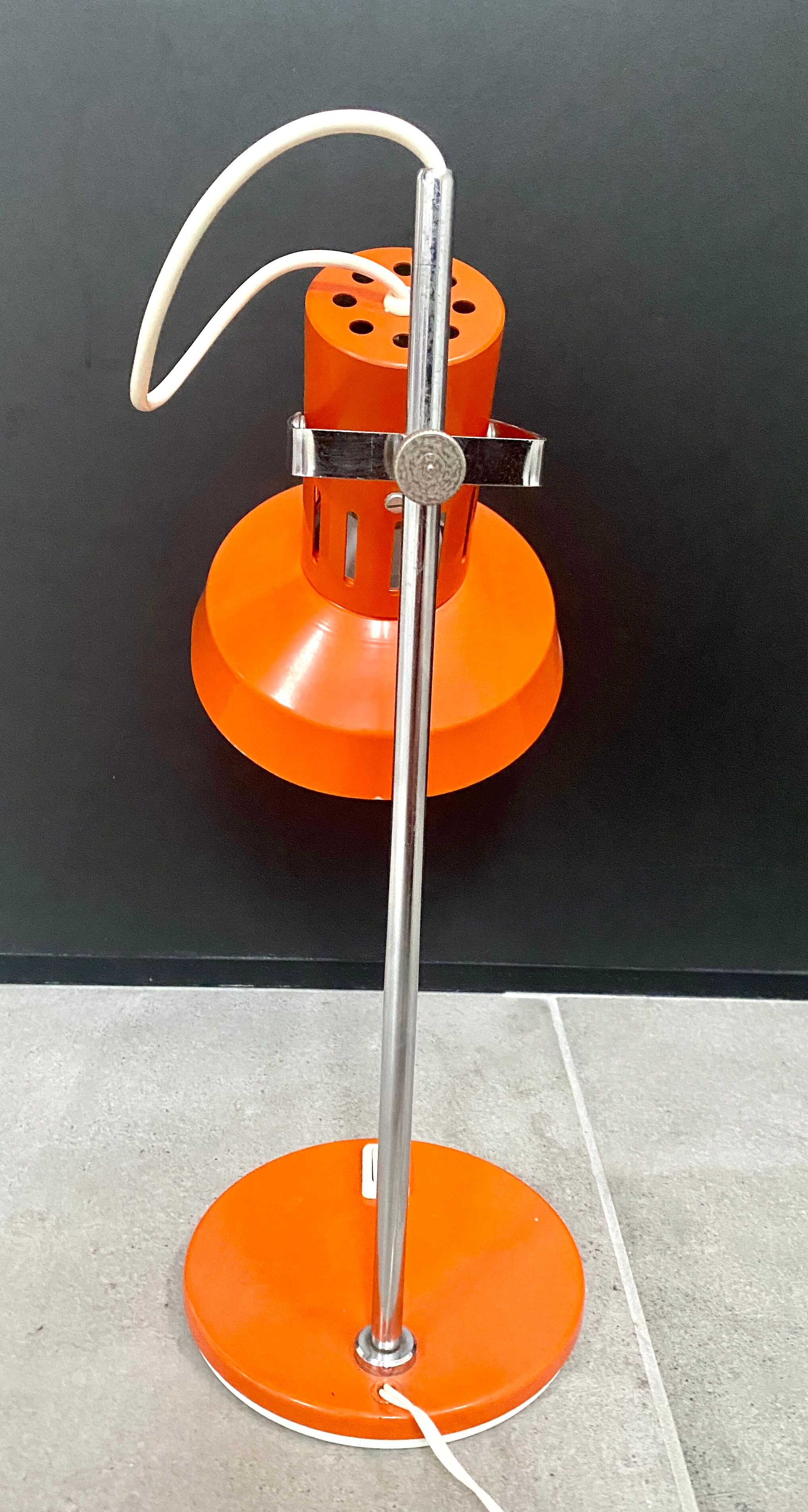 Lampe de bureau métal laqué orange et chrome, vers 1970