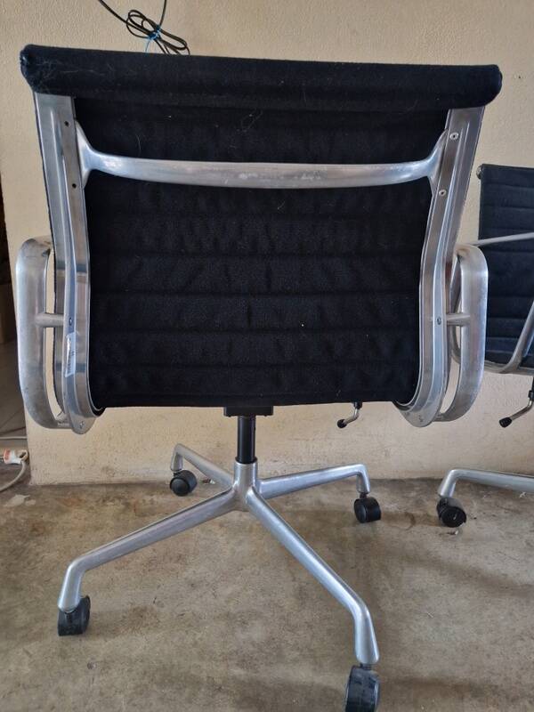 Charles and Ray Eames - Pair of office chairs - model EA117 - Vitra