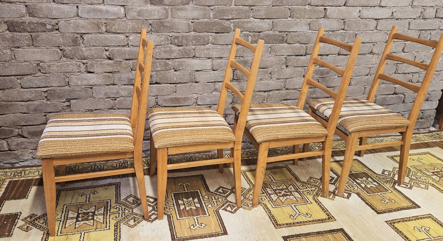 Quatre chaises bois vintage 1970