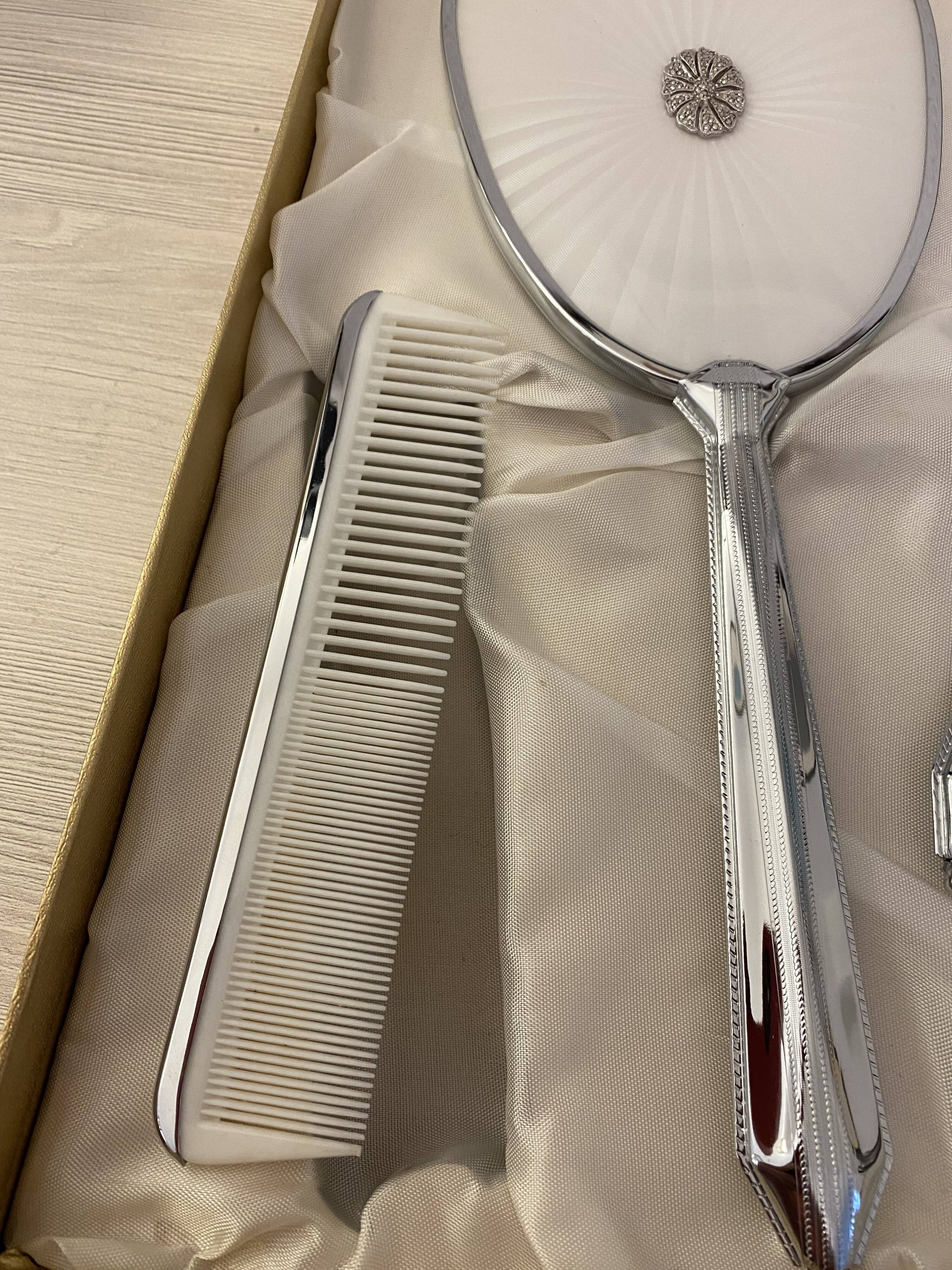 Hand to facing vanity set, hairbrush and comb 50s/60s
