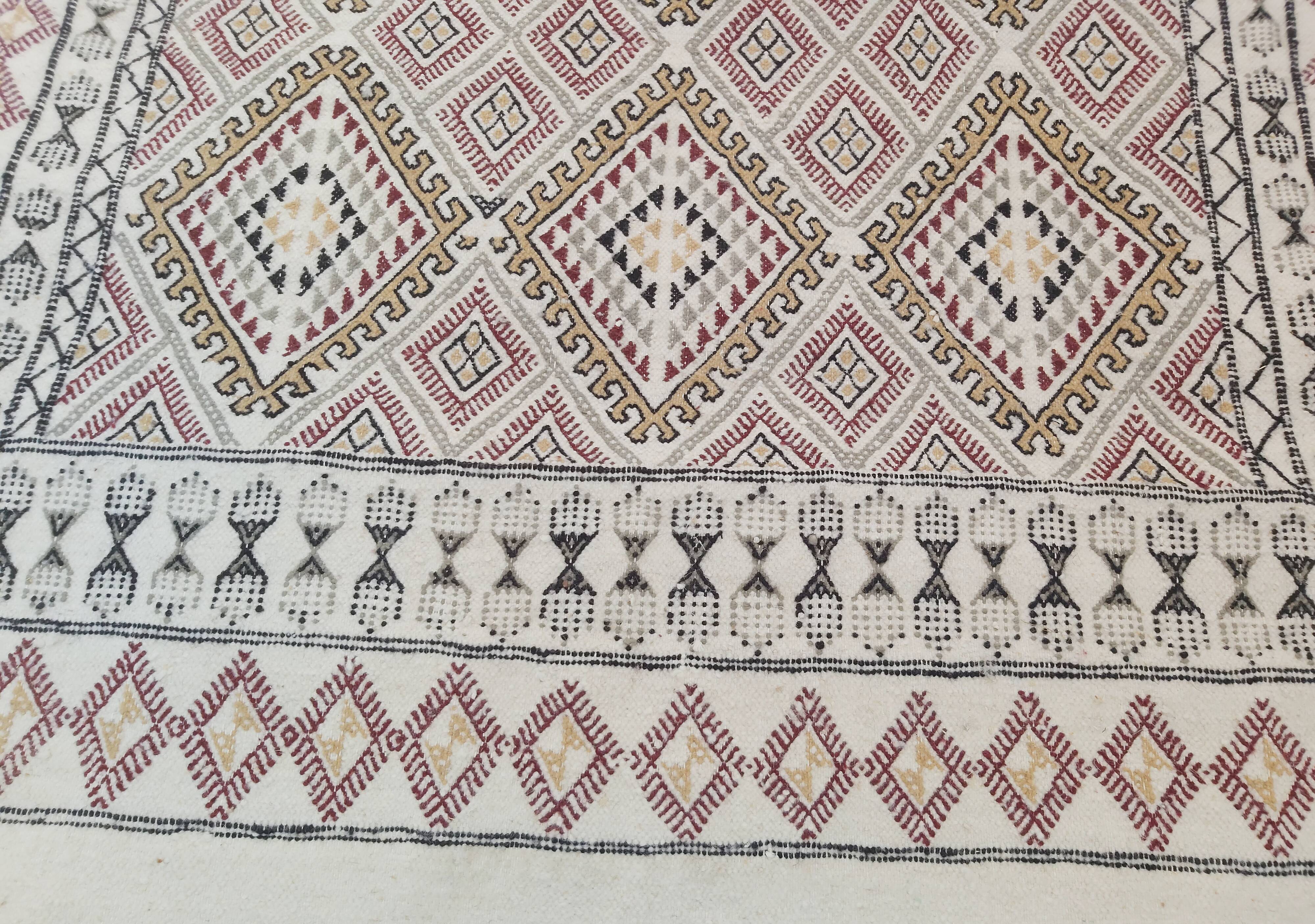 Handmade diamond pattern beige carpet 125x166cm