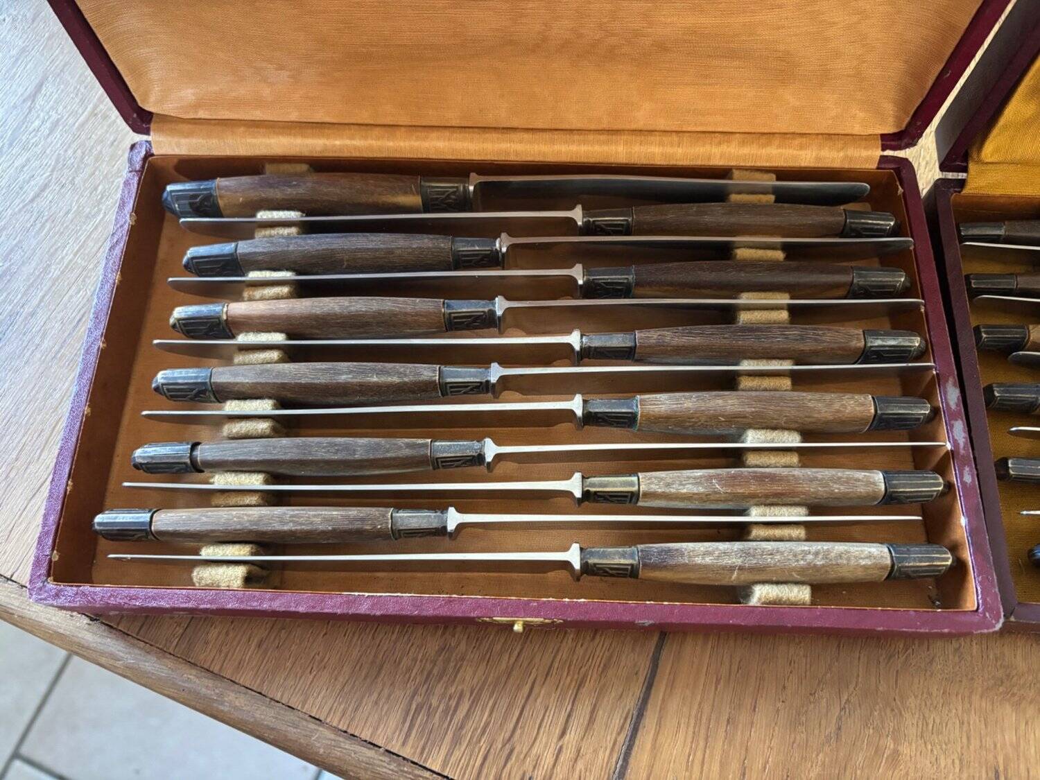 Service of 24 Art Deco knives with wooden handles and engraved metal ferrules from 1930.
