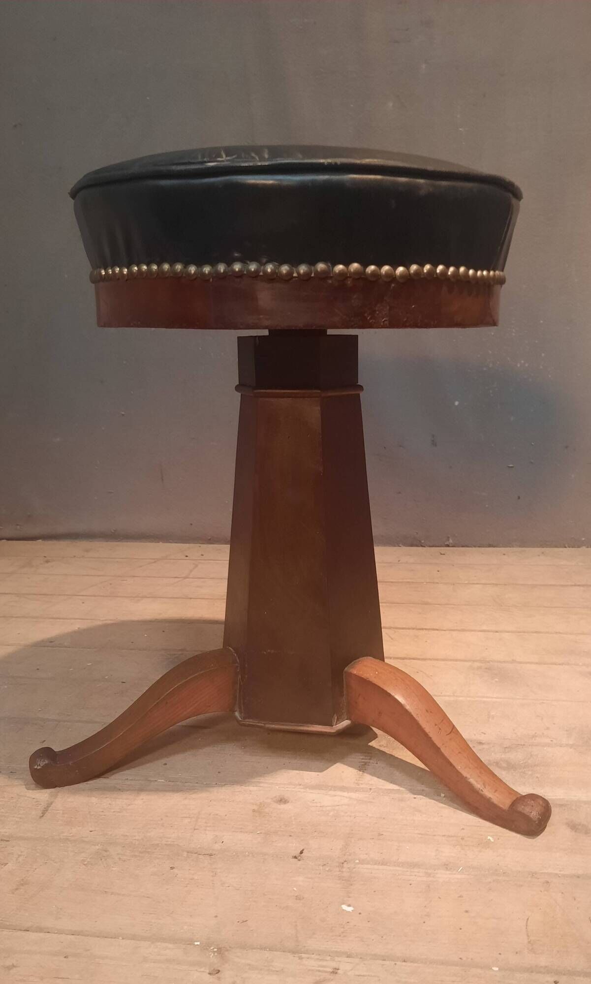 Hexagonal stool with adjustable height