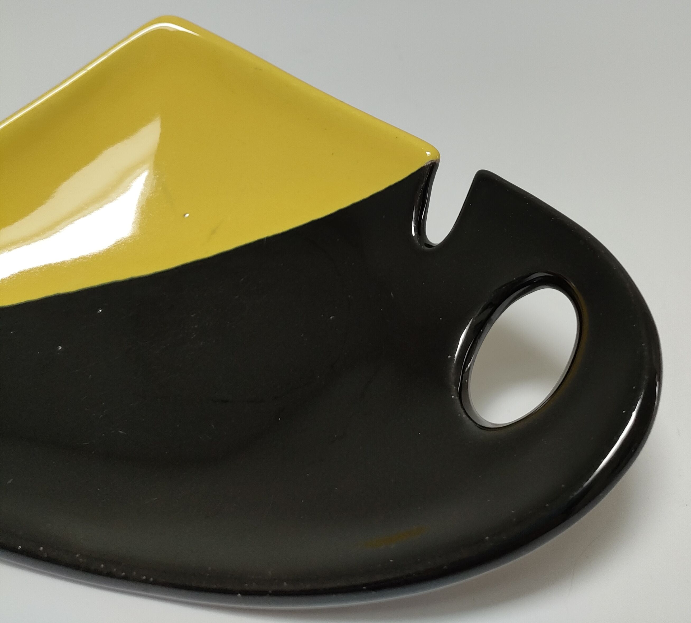 Empty pocket anthropomorphic ceramic black and yellow design 50s