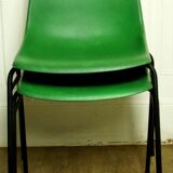 Pair of stackable Grosfillex M4 hull chairs