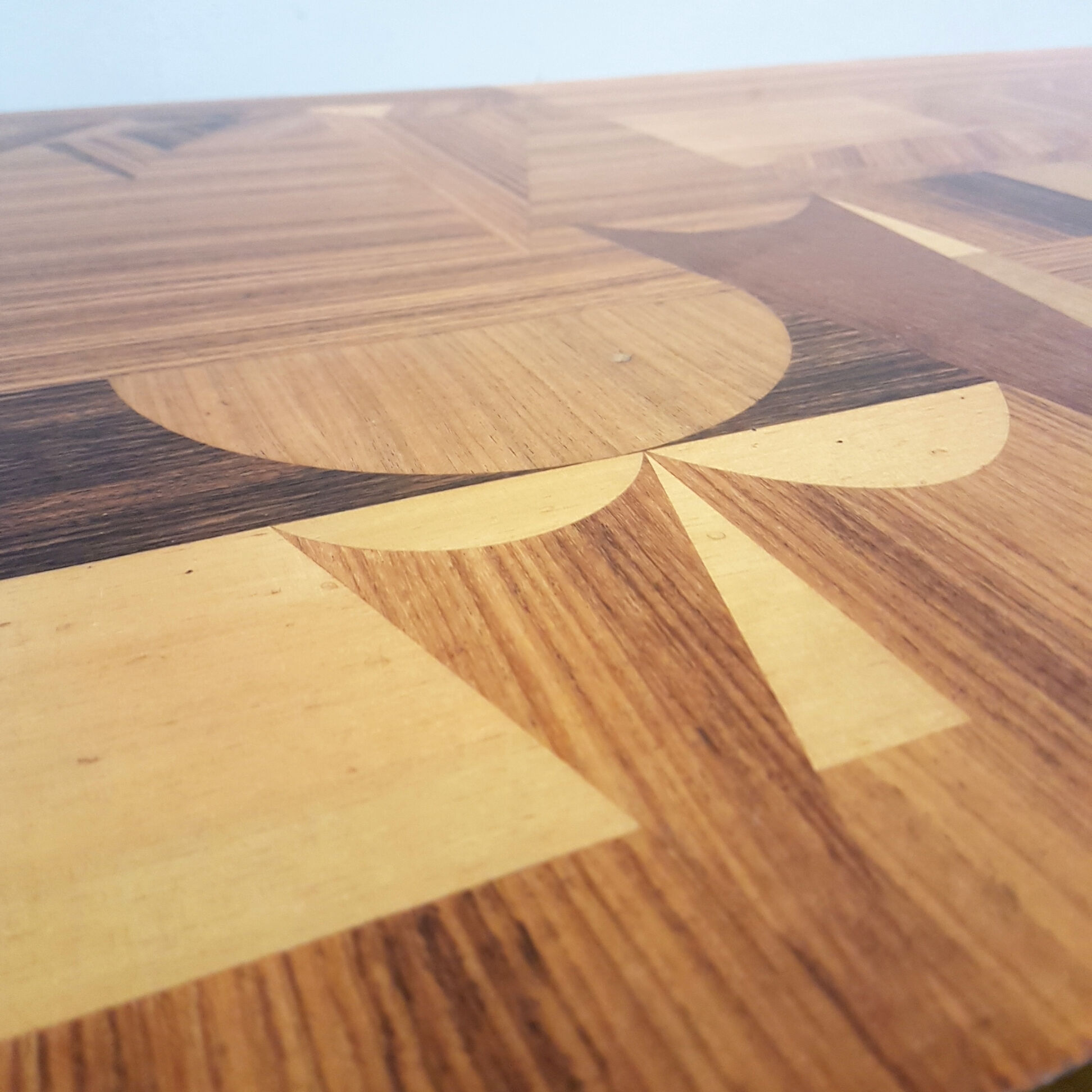 Table basse moderne du milieu du siècle sur la base chromée années 1960