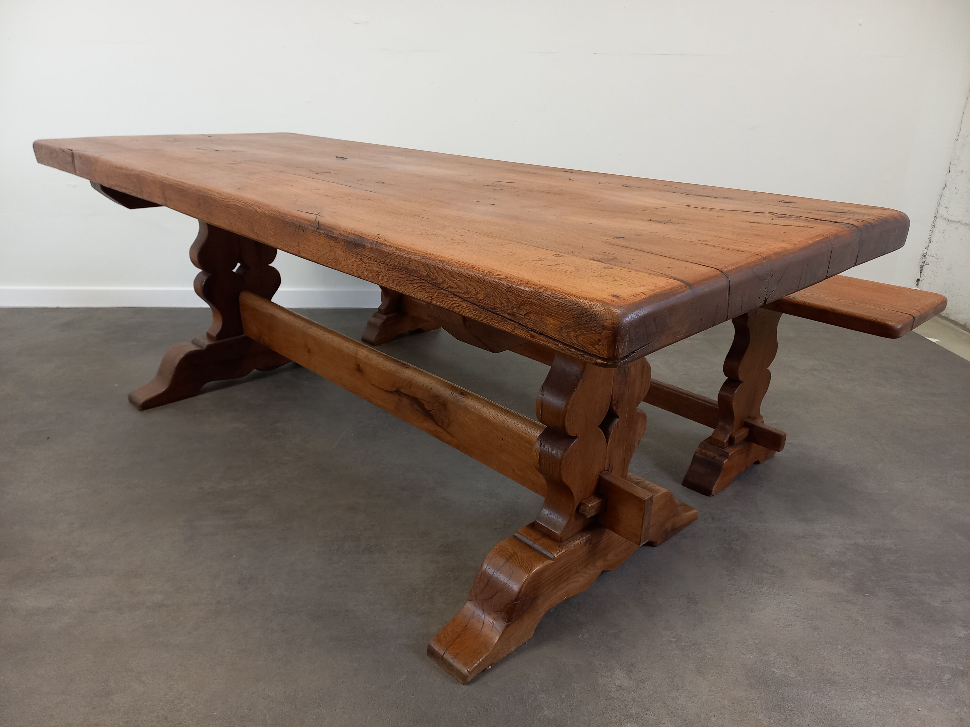 Farmhouse table and its 2 benches