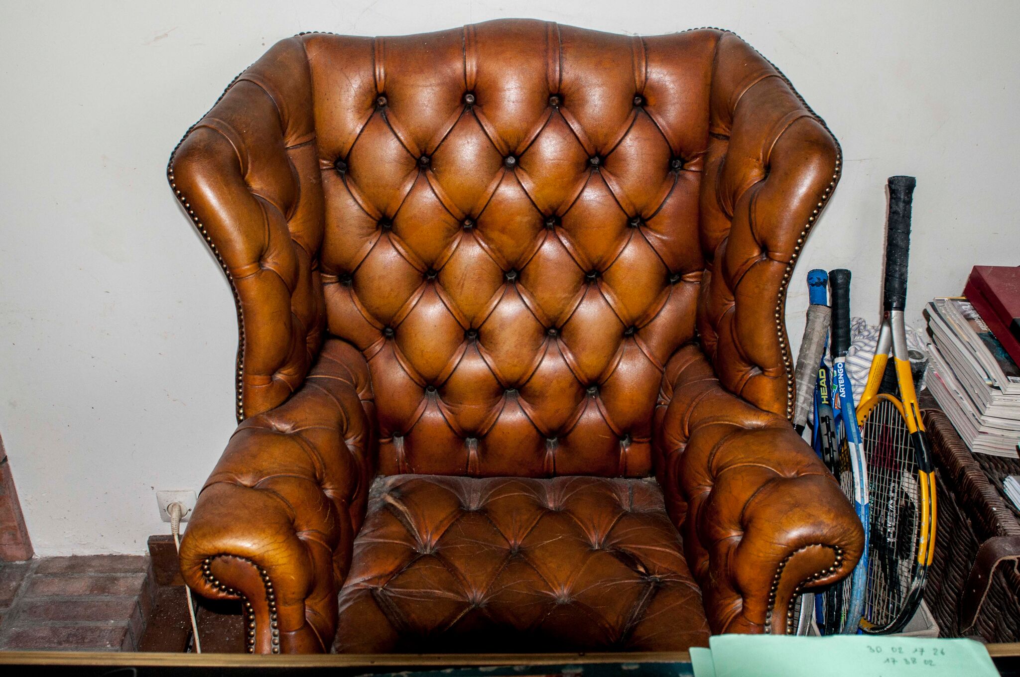 Fauteuil à oreilles en cuir Chesterfield Selency Fauteuil à oreilles en cuir Chesterfield Selency