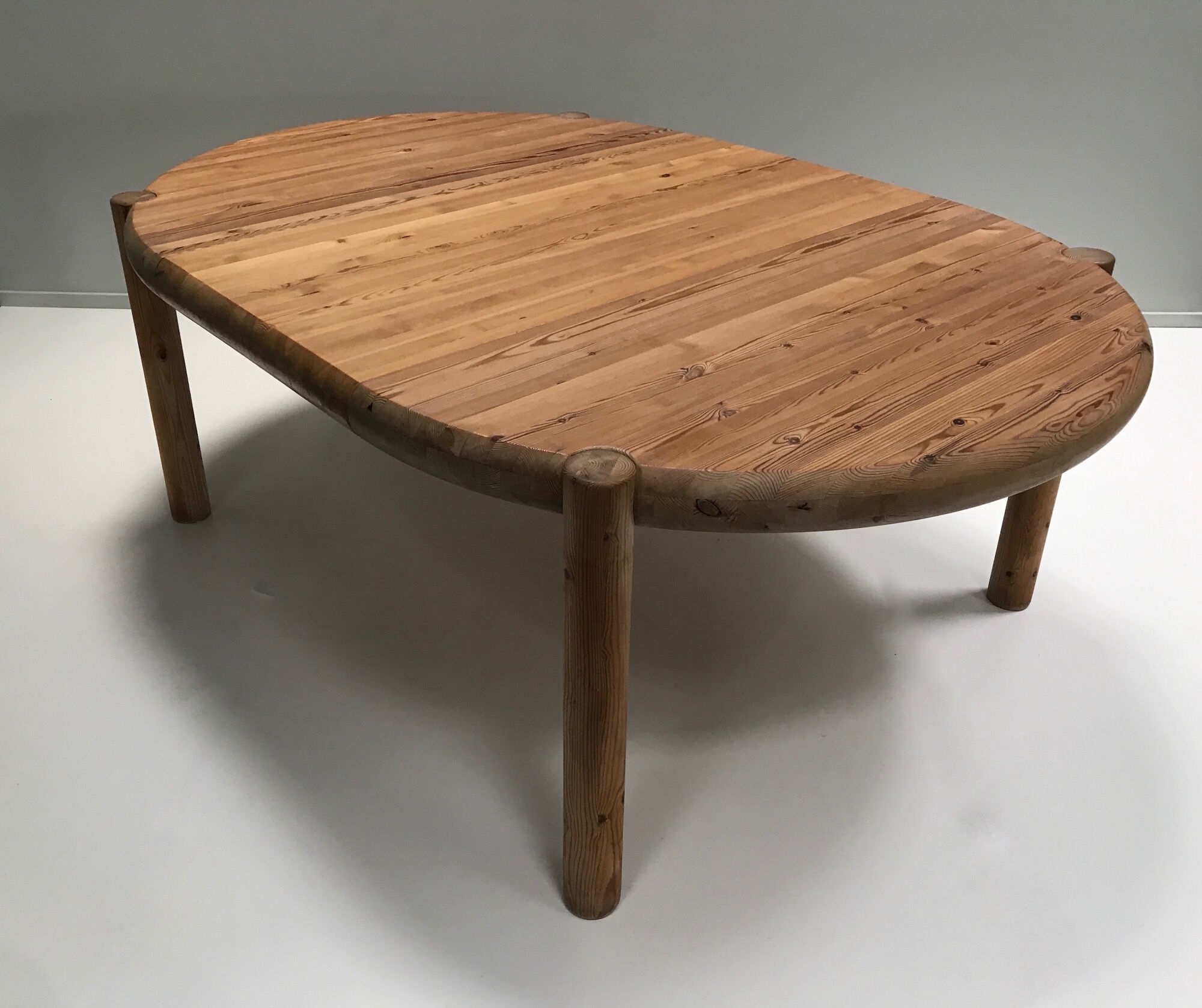 Brutalist pine extendable round dining table by Rainer Daumiller for Hirtshals Savvaerk 1970s