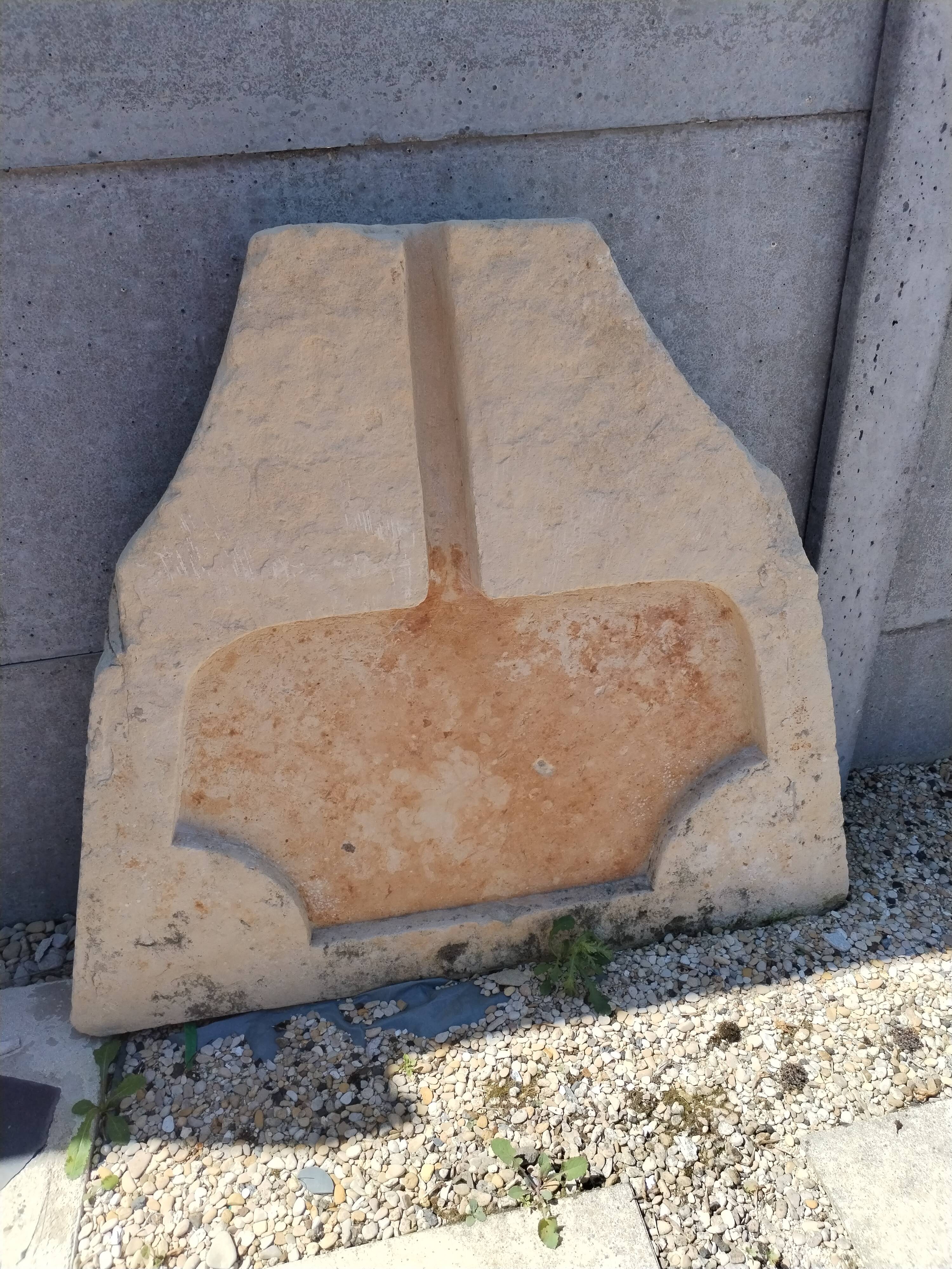 Evier en pierre taillée, datant du XVIIIe siècle