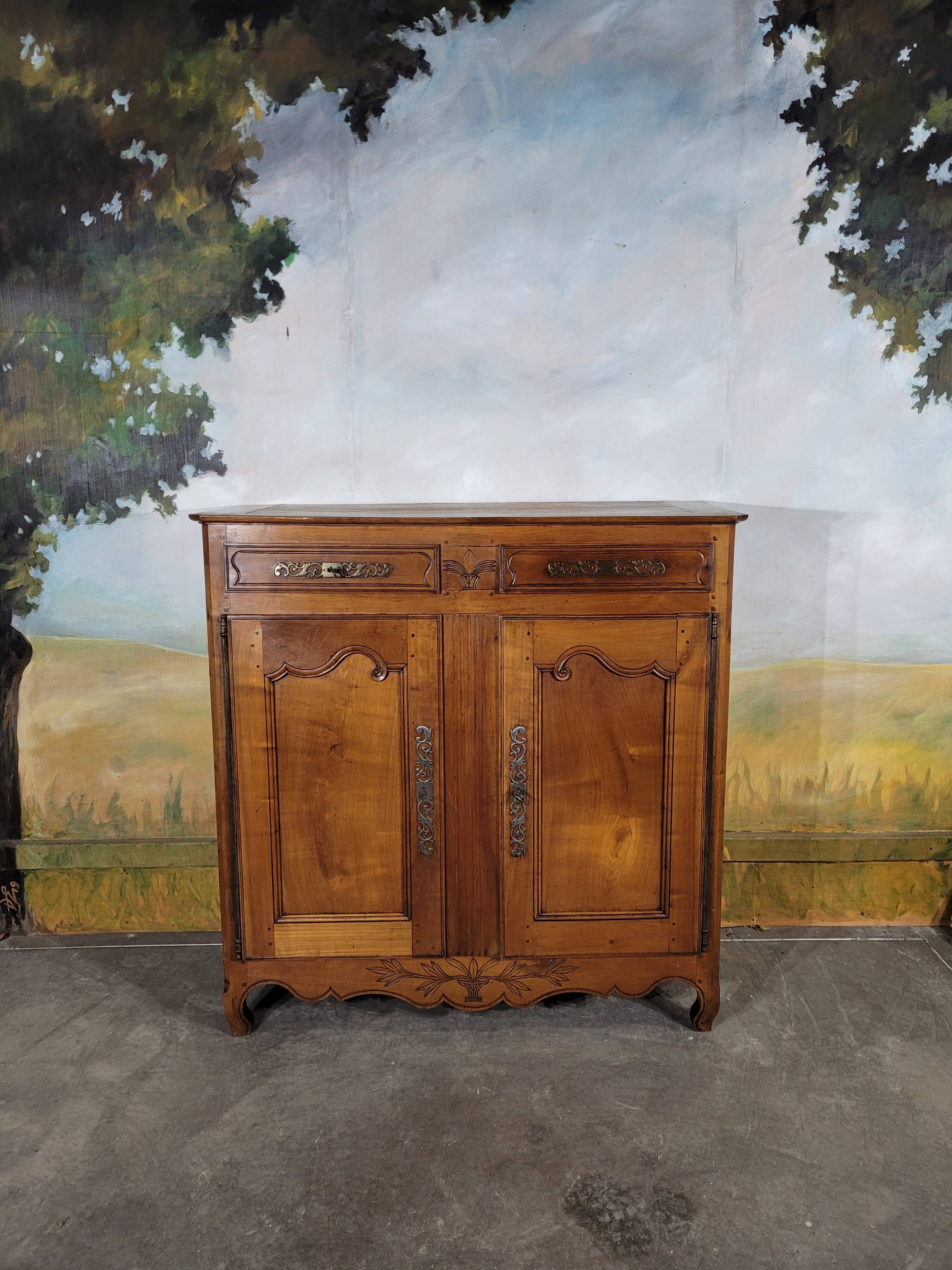 Buffet haut Louis XV en merisier style Louis XV
