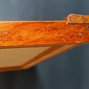 Deux plateaux en bois et verre
