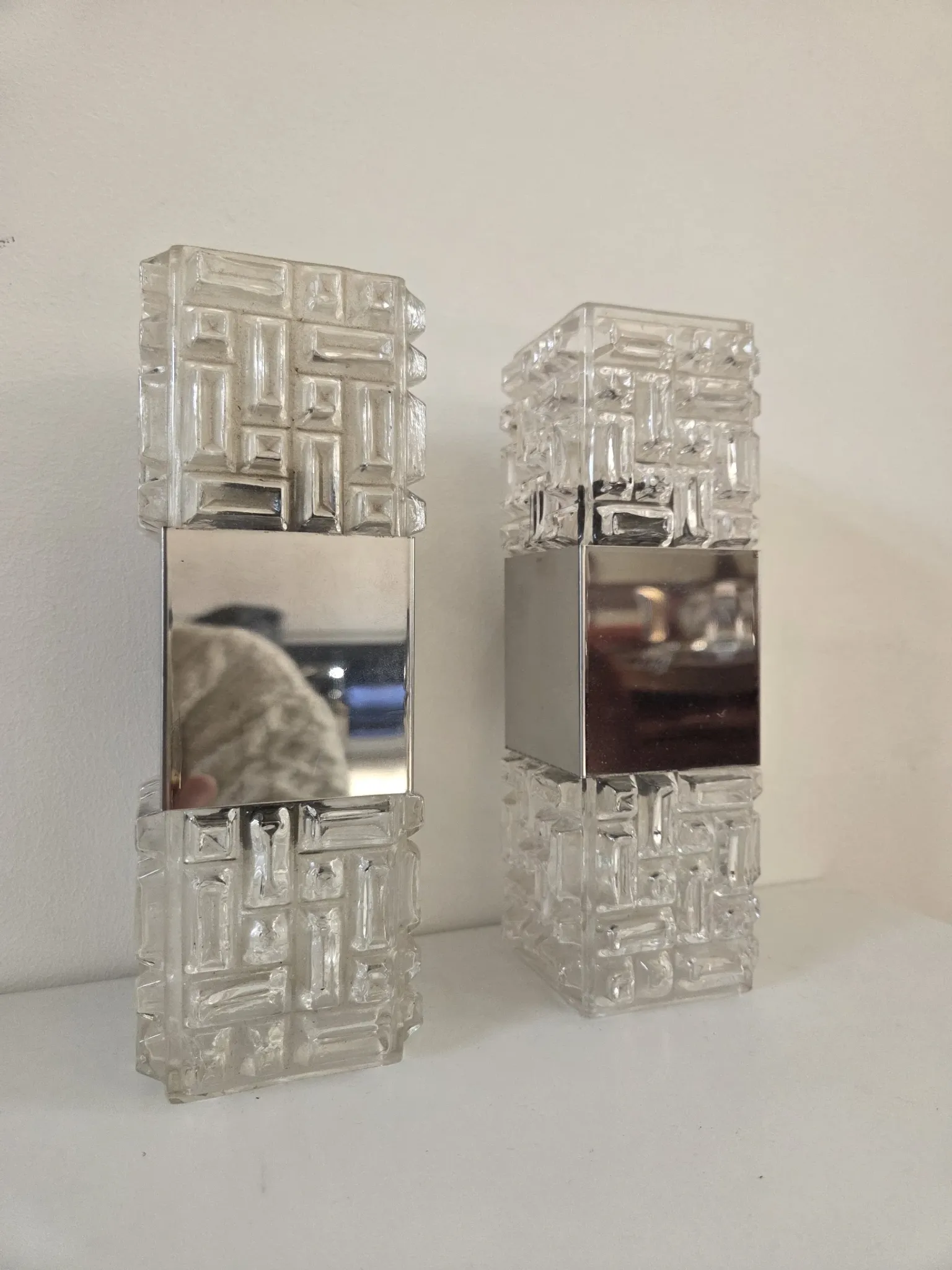 Pair of wall lights in glass and chrome metal