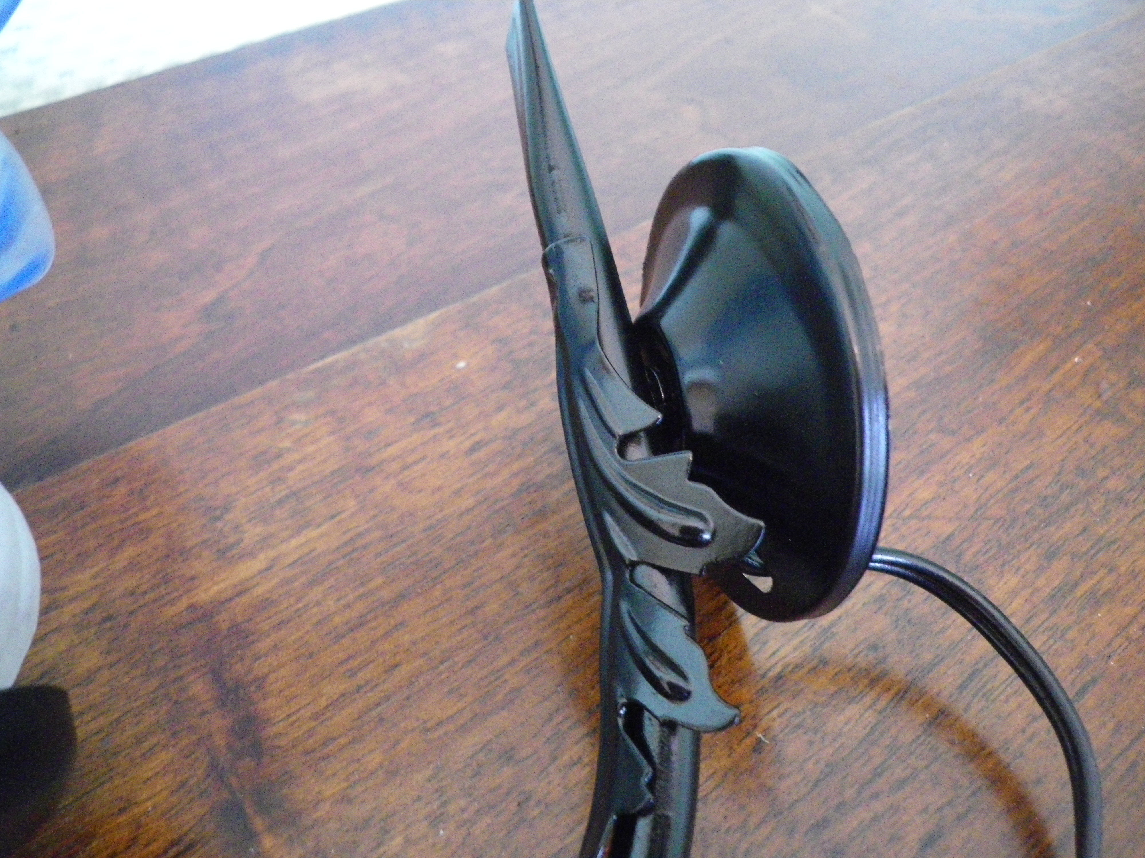 Wall sconces with opalines in the shape of corollas and black metal support