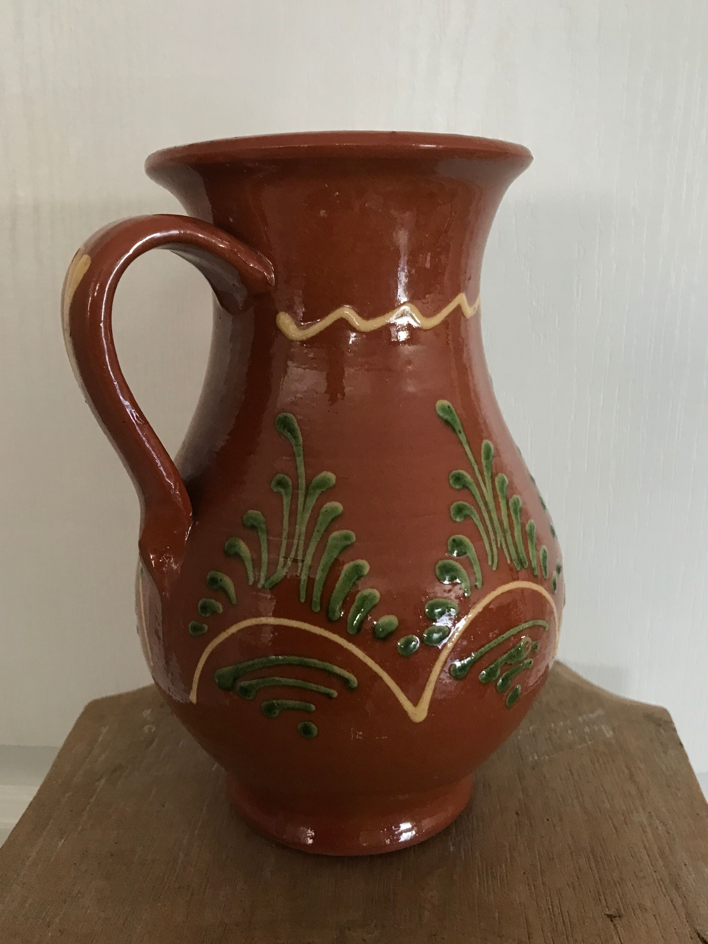 Vintage pitcher in glazed terracotta and polychrome décor