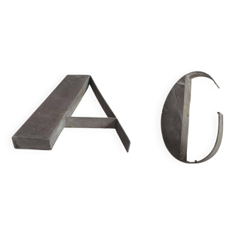 Lettre A et C métal Année 30 Hauteur 25 cm