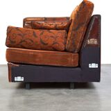 Canapé en cuir de mouton 2,5 places, luxueux et confortable, avec des coussins en tissu.