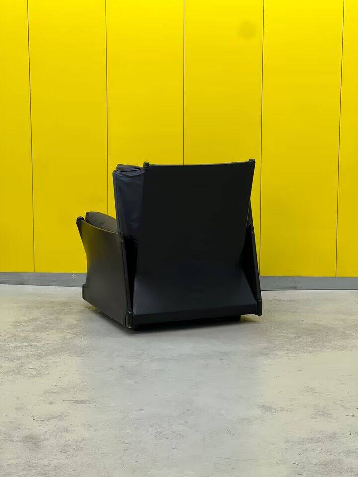 Fauteuil "Viola D'amore" de Cassina par Piero de Martini (années 1970) – Cuir noir