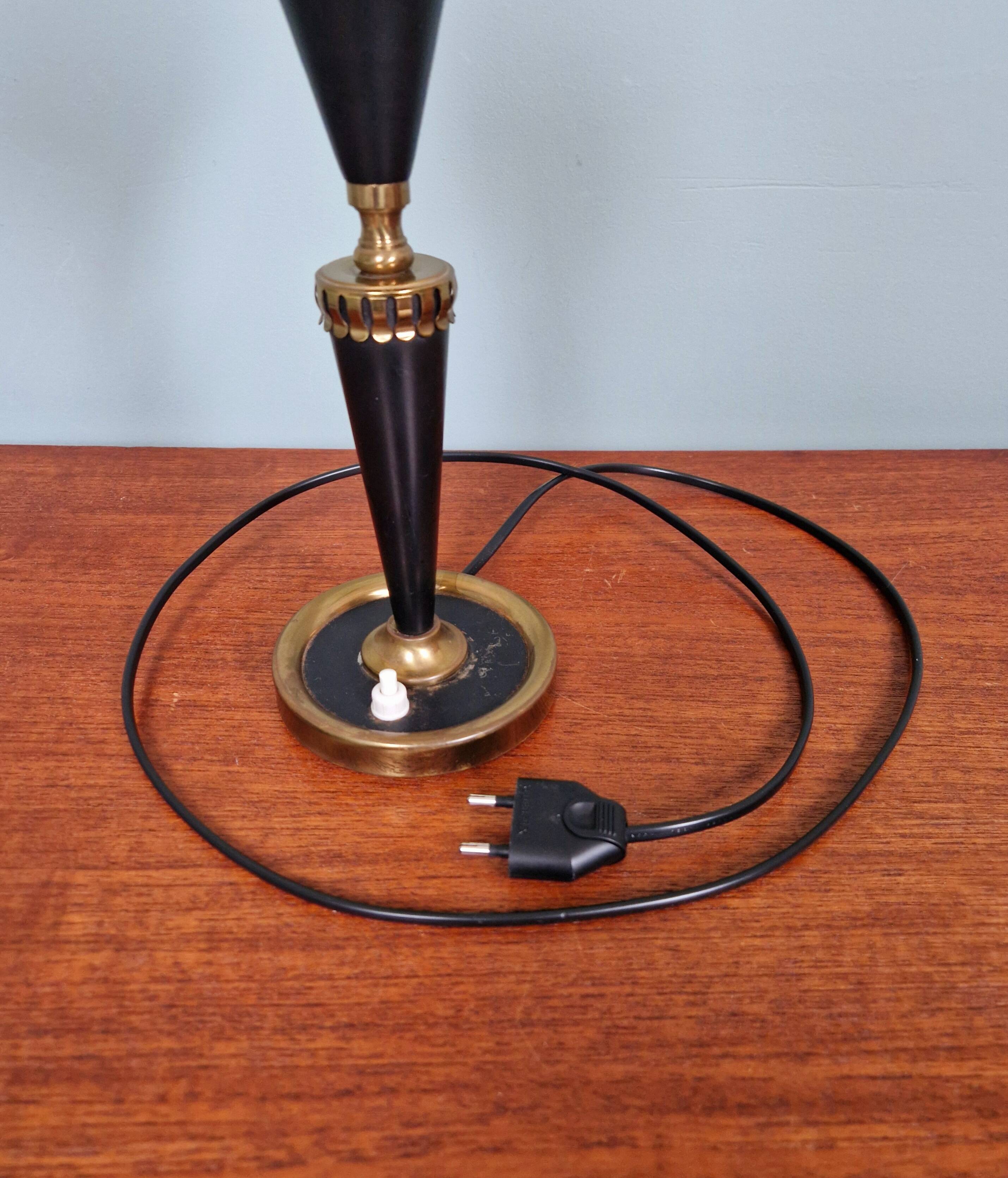 Lampe de table en métal laqué noir et verre satiné blanc, années 1950